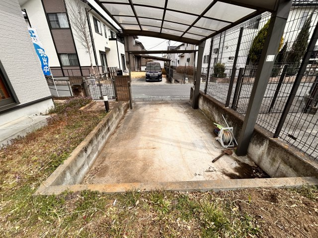 大平町富田　中古戸建の駐車場