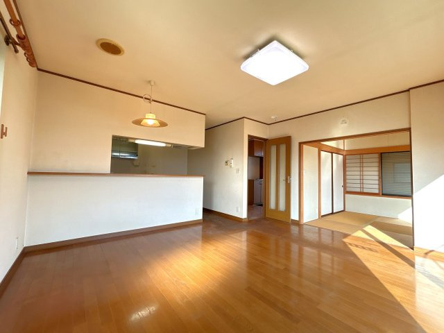 大平町富田　中古戸建の居間・リビング