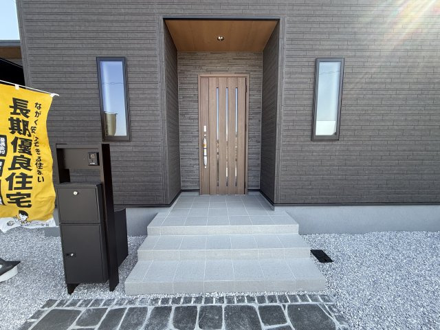 リーブルガーデンＳ高崎塚田町　1号棟の外観|玄関ポーチは屋根付きです。モニター付きインターホン・宅配ボックスも標準装備