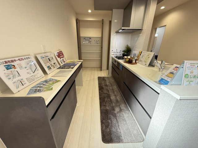 リーブルガーデンＳ高崎塚田町　1号棟のキッチン|人気のカウンターキッチン採用です☆
コンロも３口ご用意しています！調理スペースも広くストレスなくお料理できます。
浄水器つきなので美味しいお水も飲めますよ♪
収納も沢山ご用意しています。