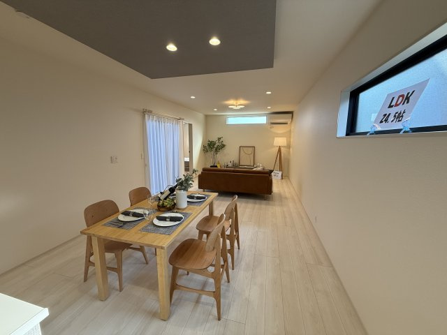 リーブルガーデンＳ高崎塚田町　1号棟の居間・リビング|24.5帖の広々リビング♪カウンターキッチンなのでお料理をしながら会話もできます。
夕食の支度をしながら、お子様の様子も見られて自然と会話も増えますよ♪