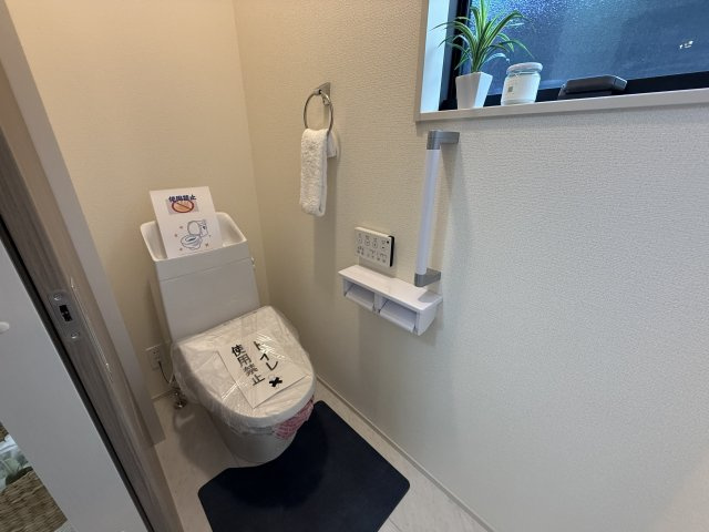 リーブルガーデンＳ高崎塚田町　1号棟のトイレ|トイレ1です。清潔感のある白を基調としています。
温水洗浄・便座暖房機能の付いた快適なトイレです☆