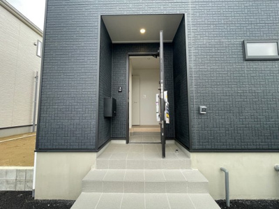 【玄関】 | 亀山市羽若町《3号棟》