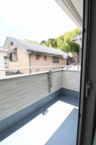 南国市緑ヶ丘3丁目　新築戸建　1号棟【太陽光発電システム】（全4区画）のバルコニー|2F　南西の部屋　8.12帖