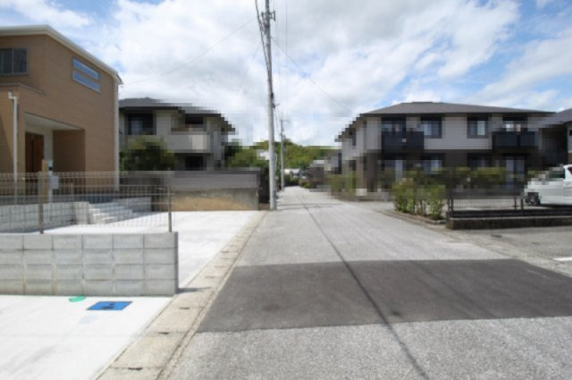 南国市緑ヶ丘3丁目　新築戸建　1号棟【太陽光発電システム】（全4区画）の前面道路含む現地写真|前面道路　東側　幅6.0ｍ　公道　接面10.2ｍ