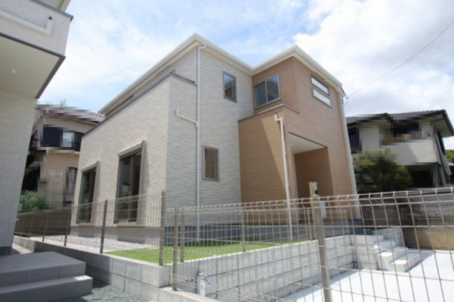 南国市緑ヶ丘3丁目　新築戸建　1号棟【太陽光発電システム】（全4区画）の外観|4LDK+WIC+SIC　建物面積　107.23㎡（約32.43坪）