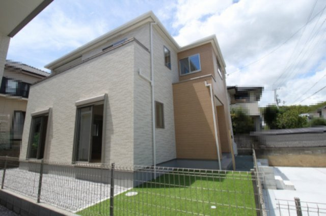 南国市緑ヶ丘3丁目　新築戸建　1号棟【太陽光発電システム】（全4区画）の外観|4LDK+WIC+SIC　建物面積　107.23㎡（約32.43坪）