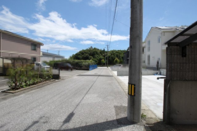 南国市緑ヶ丘3丁目　新築戸建　1号棟【太陽光発電システム】（全4区画）の前面道路含む現地写真|前面道路　東側　幅6.0ｍ　公道　接面10.2ｍ