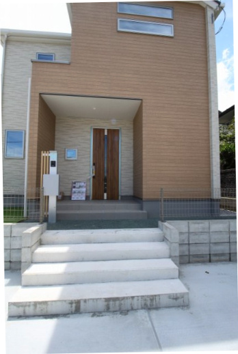 南国市緑ヶ丘3丁目　新築戸建　1号棟【太陽光発電システム】（全4区画）の玄関