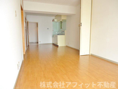 【居間・リビング】 | ビバリーヒルズ | LDK13.5帖