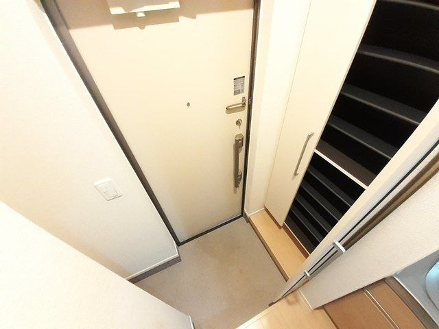 プリムール栄生の玄関