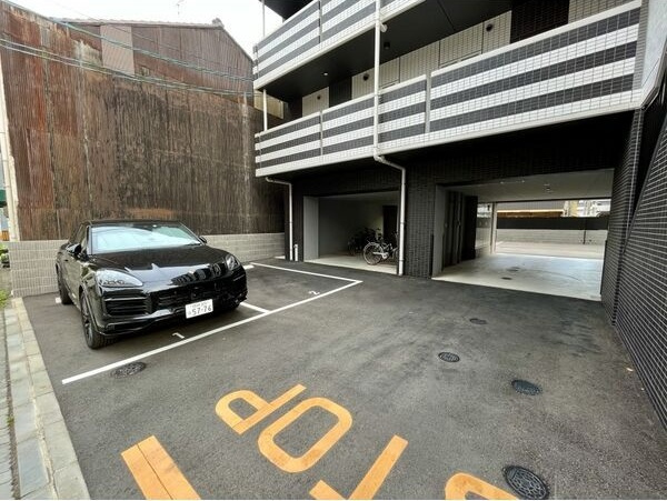 GRANDUKE代官町reversoの駐車場