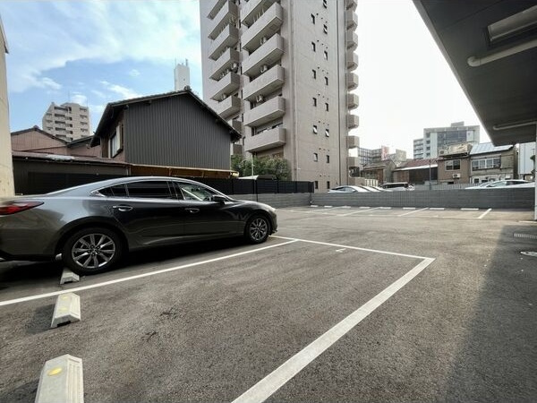 GRANDUKE代官町reversoの駐車場
