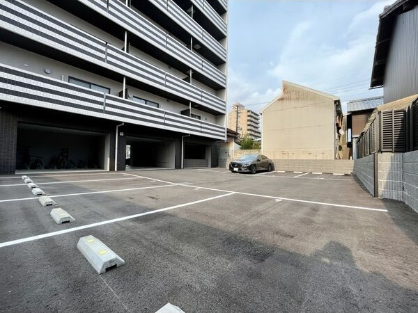 GRANDUKE代官町reversoの駐車場