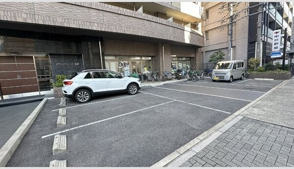 グランドソレイユ名駅の駐車場