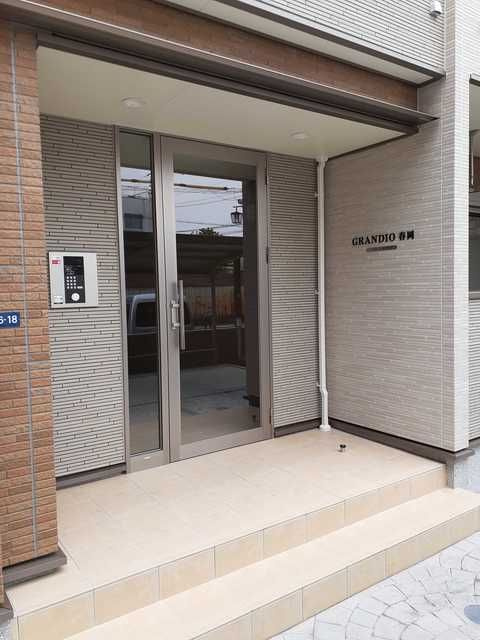 ＧＲＡＮＤＩＯ　春岡のエントランス