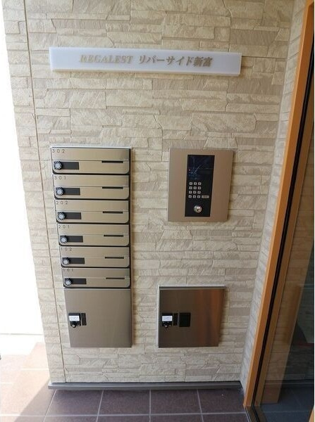 REGALESTリバーサイド新富のエントランス