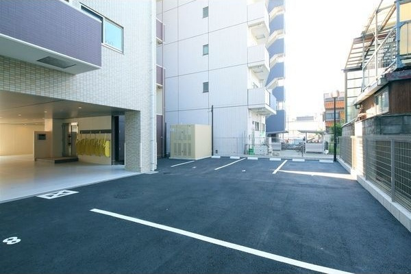 RIVO瑞穂通の駐車場
