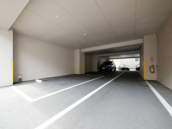プライムコートの駐車場