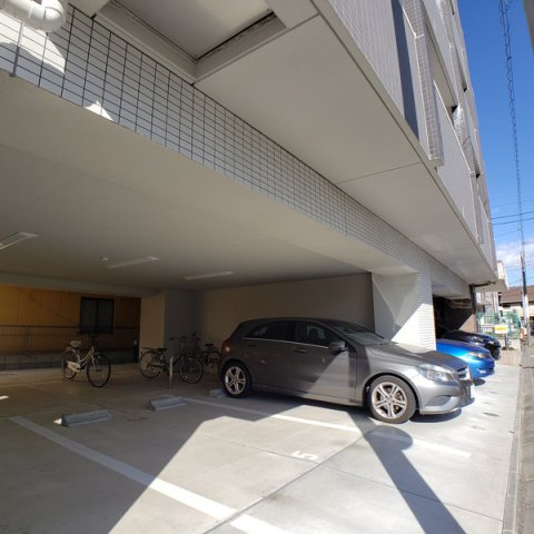 axis meiseiの駐車場