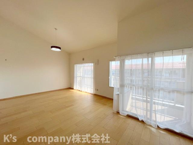 茅ヶ崎市円蔵1丁目　サニータウン茅ヶ崎の居間・リビング|バルコニーからお部屋に光が入り込む明るい居室◇◇