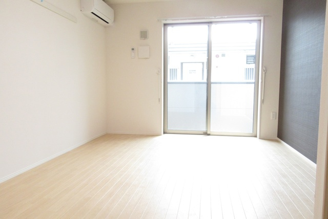 Ｍｉｌｋｙの居間・リビング|アクセントクロスがオシャレな洋室です♪