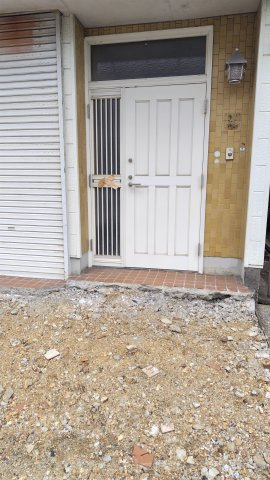 ６６６６９　岐阜市西改田住居付店舗の玄関