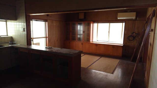 ６６６６９　岐阜市西改田住居付店舗の居間・リビング