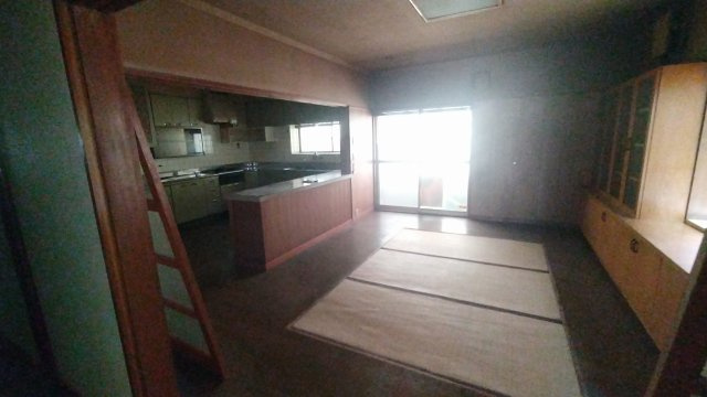 ６６６６９　岐阜市西改田住居付店舗の居間・リビング