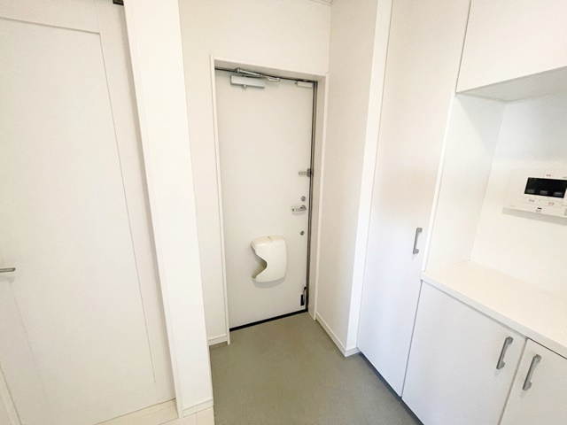 大和市深見西２丁目のアパートの玄関