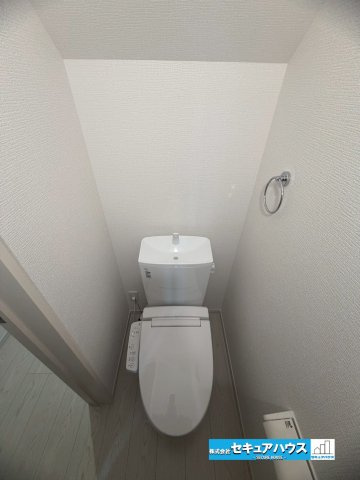 【今すぐご案内可能】名古屋市南区赤坪町　全5棟のトイレ|【高機能トイレ】
◆高機能トイレの多くは便器のフタの開閉が自動であり、使用後に手動で水を流す面倒もなく非常に便利です。スタイリッシュな見た目で、お掃除しやすく、節水効果が高いです。
