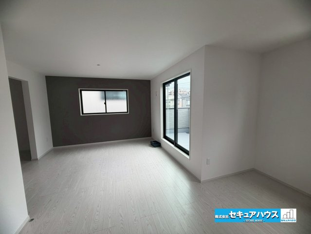 【今すぐご案内可能】名古屋市南区赤坪町　全5棟の洋室|【洋室】
◆広々とした居住空間は日々の暮らしを彩り、心のやすらぎと満足感を与えてくれます。通風と採光を考慮した設計は子供たちはのびのび育ち、家族でくつろぎと団らんを生み出します。