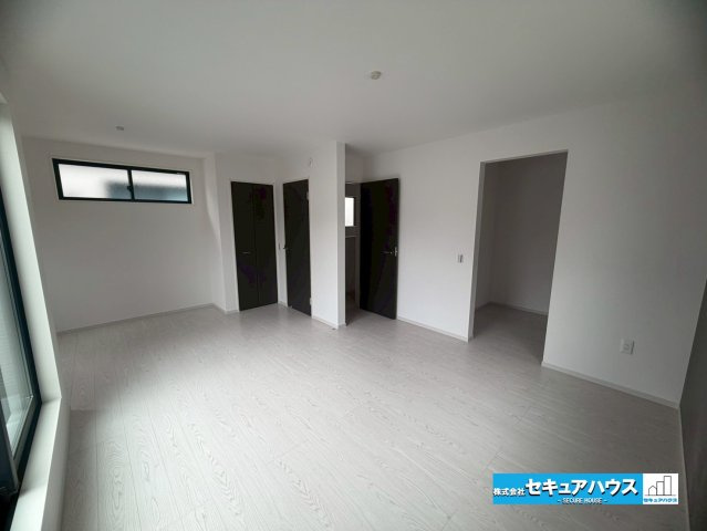 【今すぐご案内可能】名古屋市南区赤坪町　全5棟のその他|【洋室】
◆家族一人ひとりの大切なプライベート空間。趣味に合わせて使って頂けるようシンプルに仕上げてあります。暮らし心地を大きく左右する収納を、適材適所に配置し使い勝手を考慮しました。　
