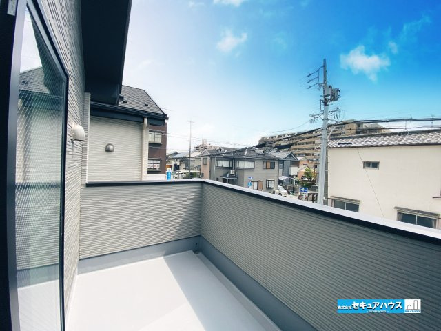 【今すぐご案内可能】名古屋市南区赤坪町　全5棟のバルコニー|【バルコニー】
◆見晴らしもよく、太陽の温かな温もりをめいっぱい受け止めてくれます。
太陽の光と爽やかな風を受けたお洗濯物はあっという間に乾き、取りこむ時には太陽の匂いを感じられそうですね。　