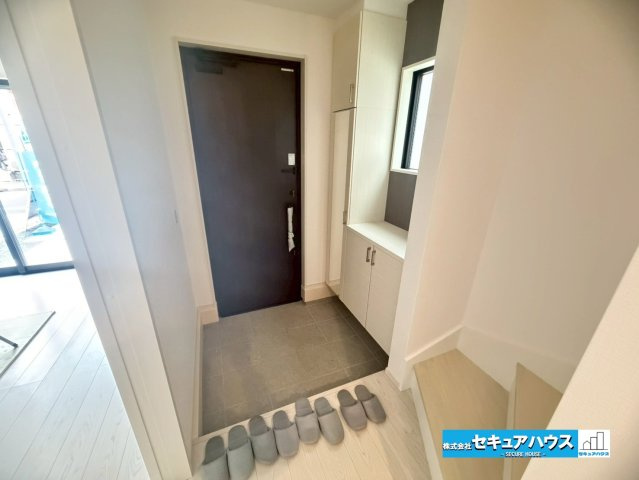 【今すぐご案内可能】名古屋市南区赤坪町　全5棟の玄関|【玄関】
◆お家に出会う人々を迎える玄関だからこそ、広々清潔感あふれる空間にしたいものです。採光・通風にも配慮された設計で毎日明るい空間をキープします♪