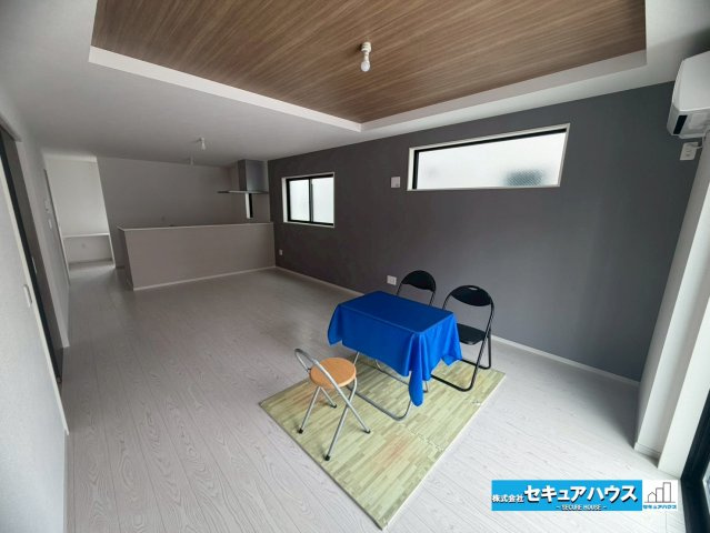 【今すぐご案内可能】名古屋市南区赤坪町　全5棟の居間・リビング|【LDK】
◆通学から帰宅し、リビングルームで会話を楽しむ子ども達。リビングから臨む景色は太陽色に染まり、解放感溢れゆったりとしたひと時を過ごすことが出来る素敵な空間です。