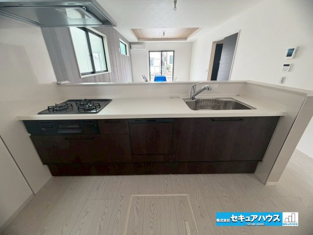 【今すぐご案内可能】名古屋市南区赤坪町　全5棟のキッチン|【キッチン】
◆同時にたくさんの料理が調理できる。「焼く・蒸す・煮る」の工程を同時進行で進めることができるので、料理を素早く作ることができます。育児でバタバタ忙しいママに嬉しい♪
