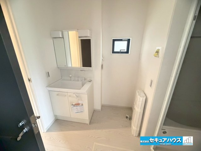 【今すぐご案内可能】名古屋市南区赤坪町　全5棟の洗面所|【洗面台】
◆鏡の裏にはたっぷりと収納スペースを標準装備！
◆電源を付属しているのでドライヤーなど利用できます。