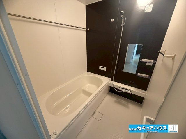 【今すぐご案内可能】名古屋市南区赤坪町　全5棟の浴室|【浴室】
◆アクセントパネルで落ち着きのある雰囲気を演出します。毎日の疲れを癒やすバスタイムをお楽しみ下さい！
◆窓付きで、カビの繁殖を抑える効果があります。