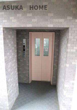 横浜小机西パークホームズ壱番館のその他共用部分|荷物の多い時などに便利なエレベーターを設置。快適な生活が送れますね。