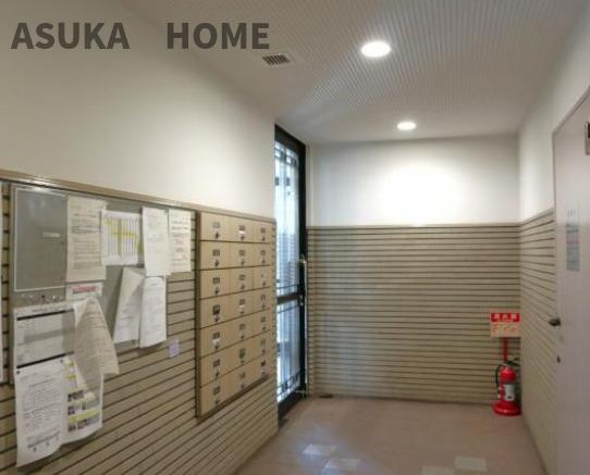 横浜小机西パークホームズ壱番館のロビー|管理の行き届いた清潔感のあるエントランスです。メールボックスが横にあり安心ですね。