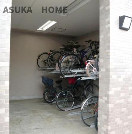 横浜小机西パークホームズ壱番館の駐車場|屋根がついた駐輪場、自転車も濡れにくいので保管にもいいですね。