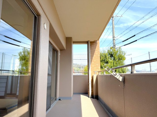 リビングゆったり約２０.５帖◆ペット飼育可◆地下鉄「六地蔵」駅徒歩１０分◆クレステージ桃山のバルコニー|バルコニー
