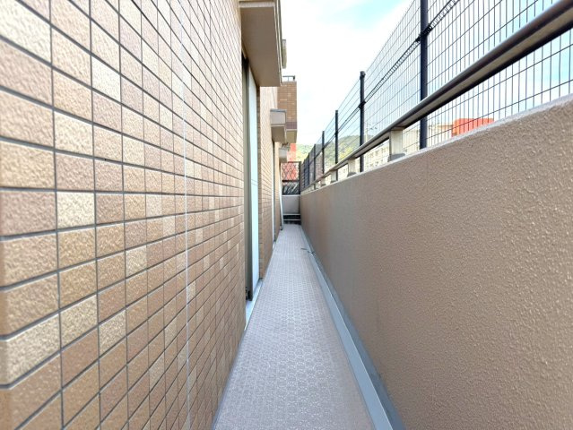 リビングゆったり約２０.５帖◆ペット飼育可◆地下鉄「六地蔵」駅徒歩１０分◆クレステージ桃山のその他|テラス部分