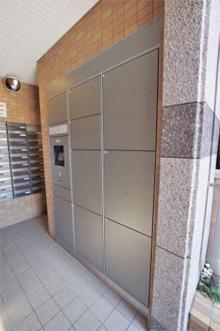 リビングゆったり約２０.５帖◆ペット飼育可◆地下鉄「六地蔵」駅徒歩１０分◆クレステージ桃山のその他共用部分|宅配ボックス