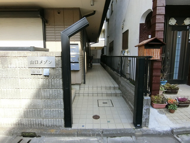 山口メゾンのエントランス