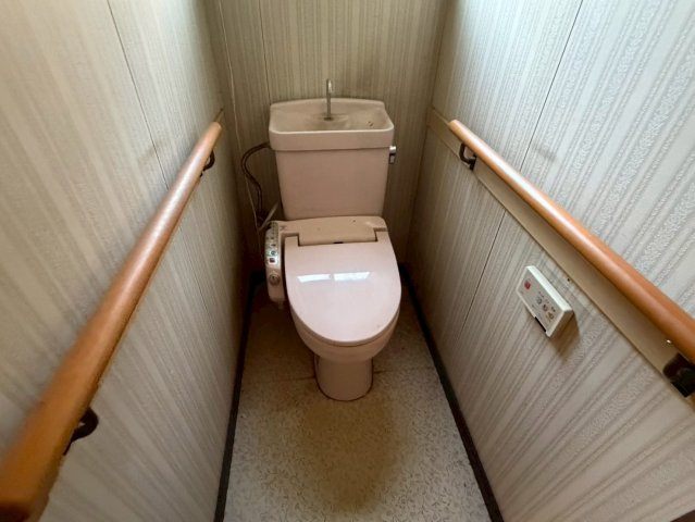 穏やかな時間が流れる落ち着きの住まい～裾野市桃園～|ウォシュレット付きトイレ。手すり完備でバリアフリー対応。シンプルで清潔感のある空間。
