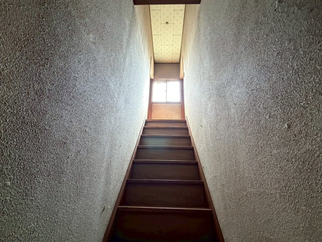 穏やかな時間が流れる落ち着きの住まい～裾野市桃園～|1階から2階へ続く木製階段。窓から光が差し込む明るい動線。レトロな雰囲気が残ります。