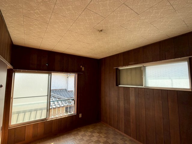 穏やかな時間が流れる落ち着きの住まい～裾野市桃園～の洋室|2階洋室。ダークブラウンの木製壁が落ち着いた雰囲気を演出。