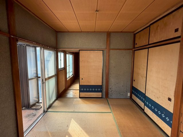 穏やかな時間が流れる落ち着きの住まい～裾野市桃園～の和室|2階和室。バルコニーへ続く掃き出し窓からたっぷりの光が差し込み、明るく開放的です。